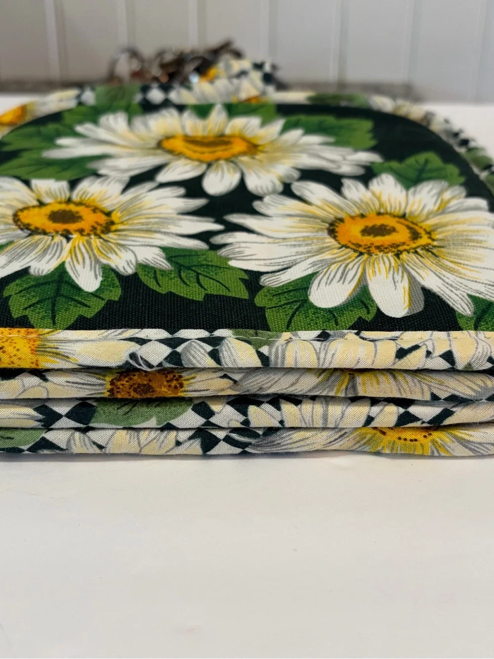 Set Of 4 Vintage -style quilted cotton pot holders with Daisy Pattern NWOT
